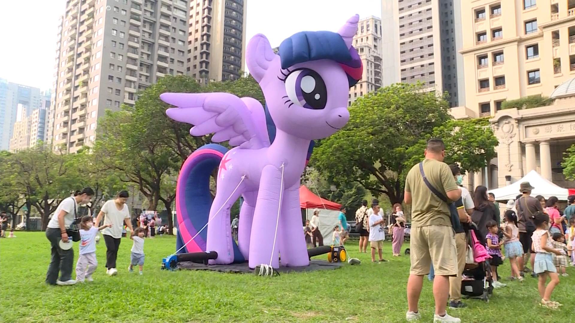 現場還設置高達5公尺的紫悅大型氣偶,不少大朋友小朋友搶著拍照。(圖/東森新聞)