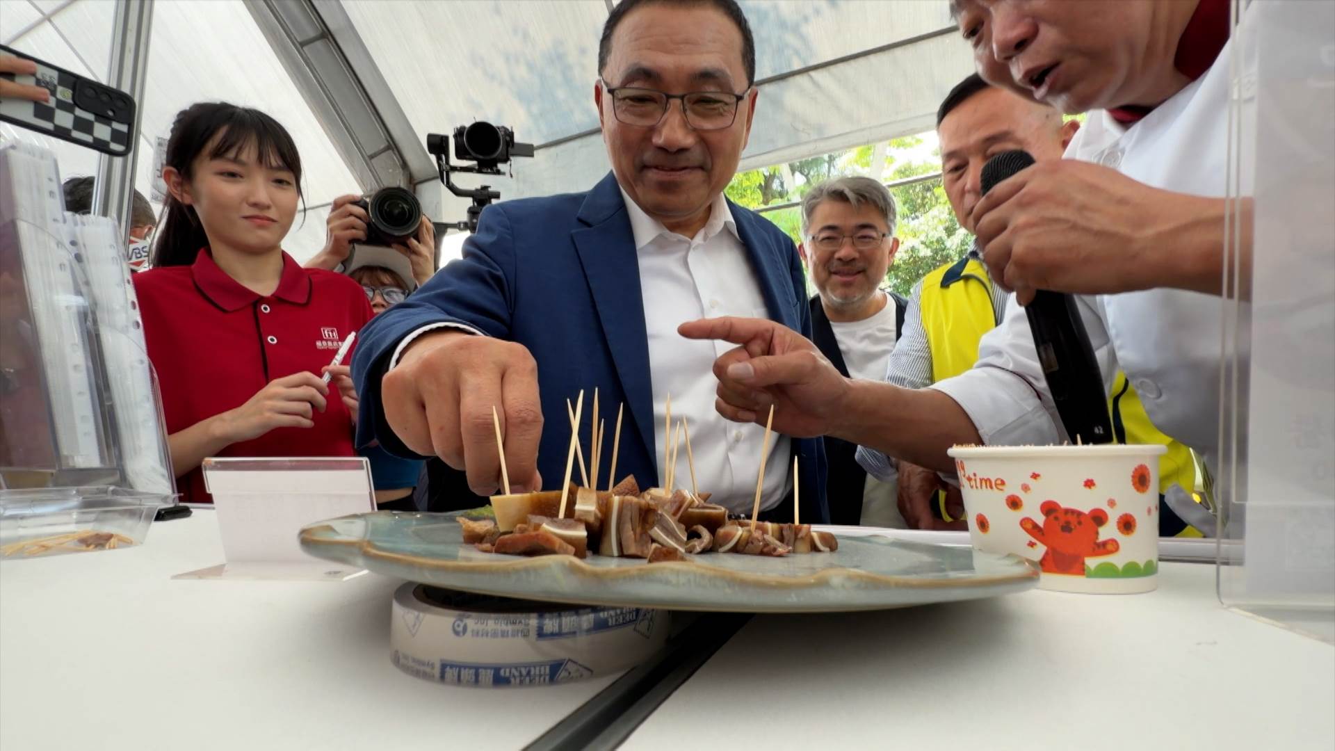 新北市長侯友宜到場吃黑白切,也分享自己最喜愛的豬大腸、豬皮與肝連等經典菜色。(圖/東森新聞)
