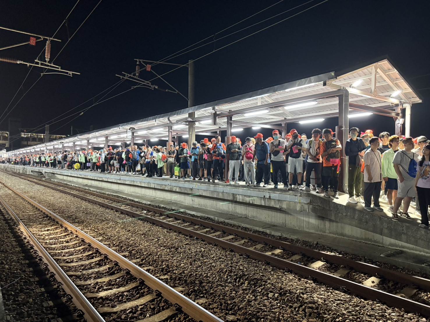 圖3、深夜臺鐵白沙屯站人潮疏運站不留人