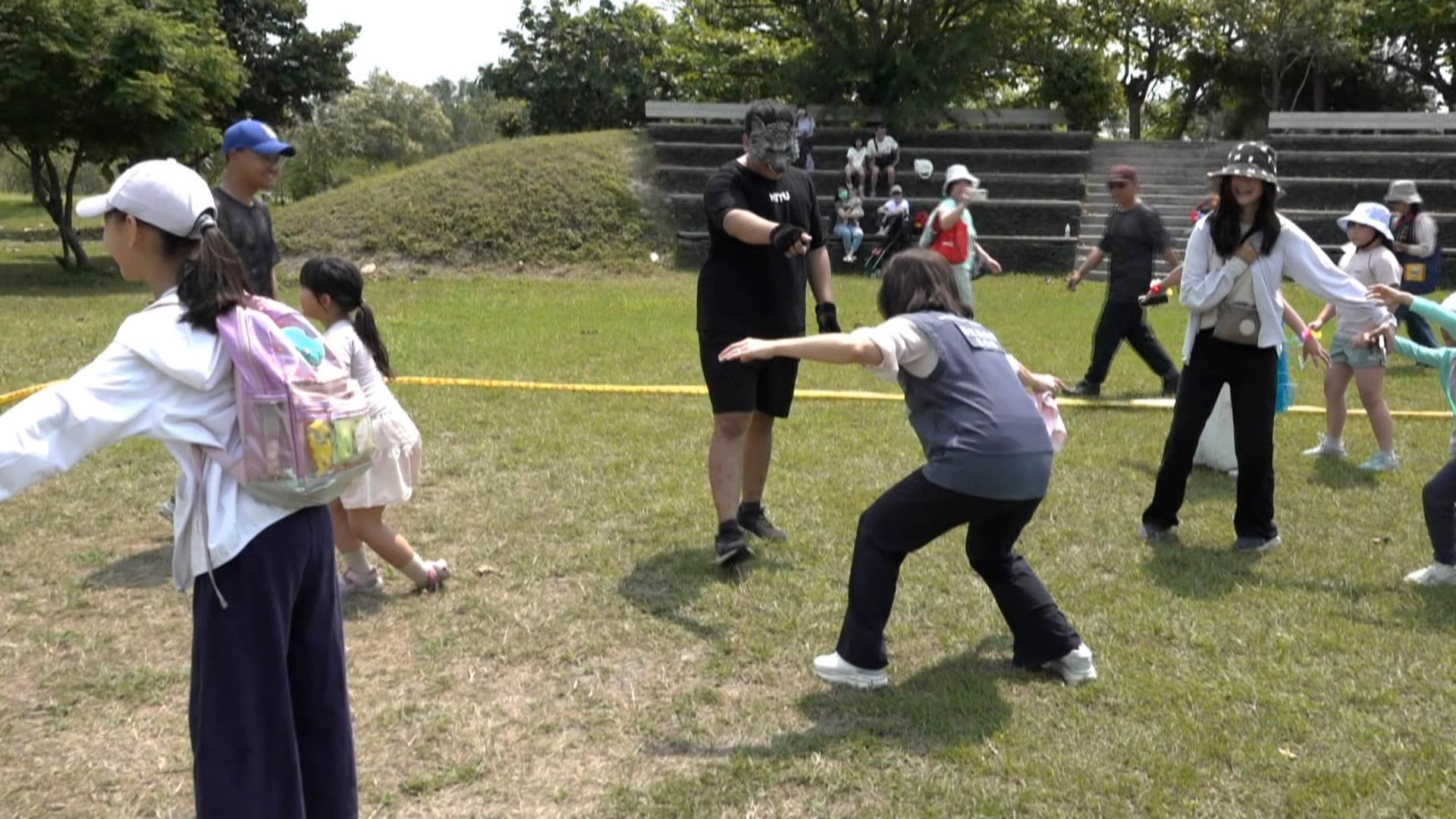 現場主持人也帶著小朋友在草地上大玩「狼來了」遊戲，讓自然綠地瞬間變成小朋友的冒險樂園。（圖／東森新聞）