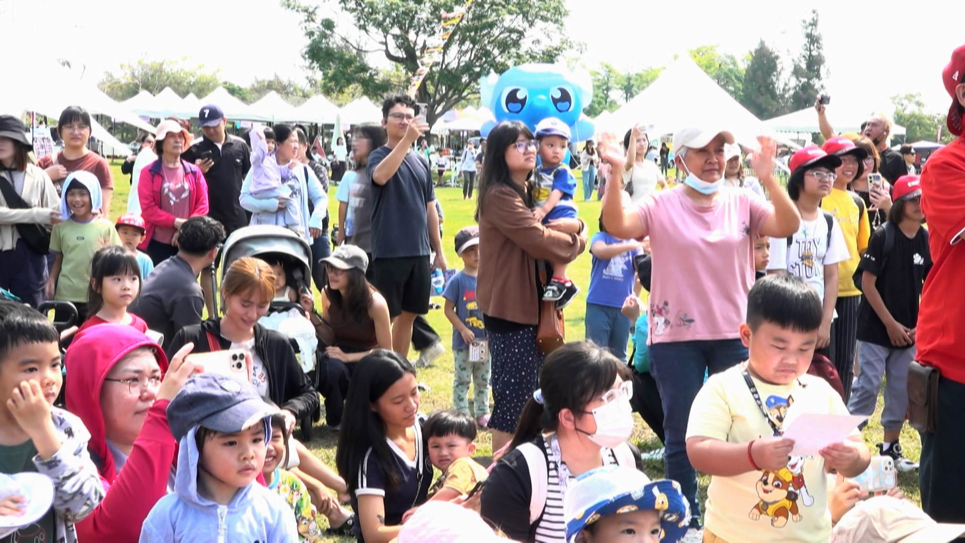 家長帶著小孩邊玩邊逛，還能與國際卡通明星、哥哥姐姐們開心互動。（圖／東森新聞）