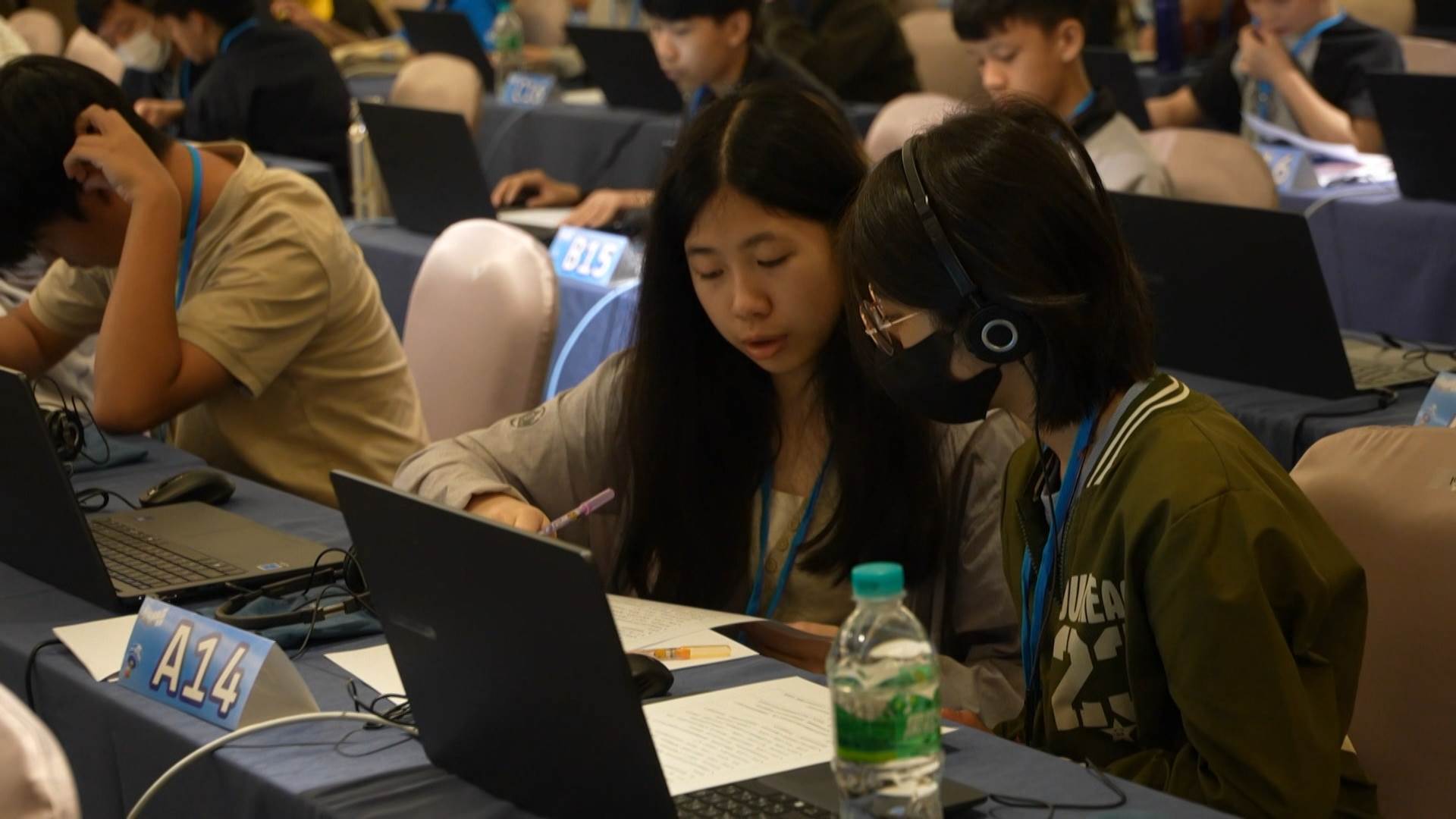 比賽正式開始後，選手們與夥伴透過溝通、不斷嘗試，共同解決評審提出的難題。（圖／東森新聞）