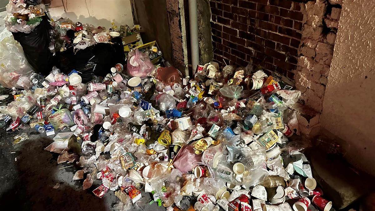 一名女網友2024年PO出垃圾山照片。(圖/翻攝自白沙屯媽祖勇腳粉絲團臉書)