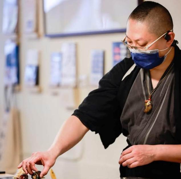 林宏洋以壽司之神為榜樣，專心一志守護日式美味，讓每一貫壽司都承載著純粹初心。（圖／宏洋酢壽司提供）
