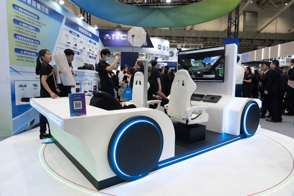 AI全方位智慧座艙有AI駕駛者視線追蹤技術、AI駕駛生理監控、兒童遺留偵測系統（CPD），以及AI車外哨兵監控等功能。（圖／林昱丞攝影）