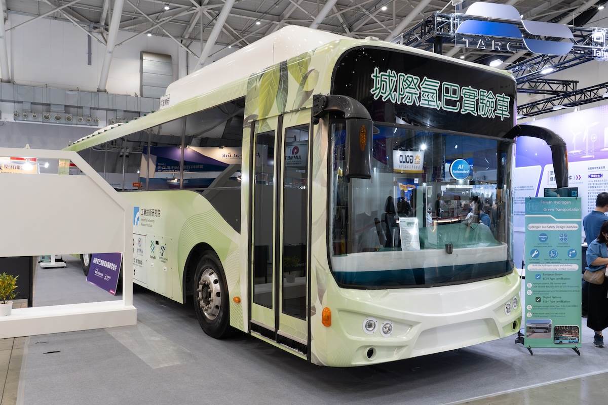 16噸城際型氫能巴士提供長途運輸純電動車（BEV）載重受限與充電耗時的解決方案。（圖／林昱丞攝影）