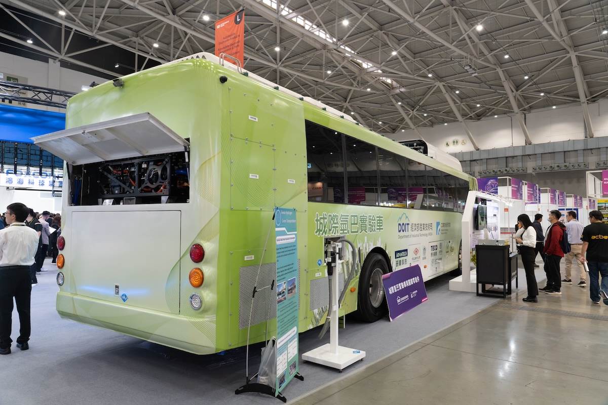 16噸城際型氫能巴士具備「加氫15分鐘，巡航續航力可達420公里」的高效能。（圖／林昱丞攝影）