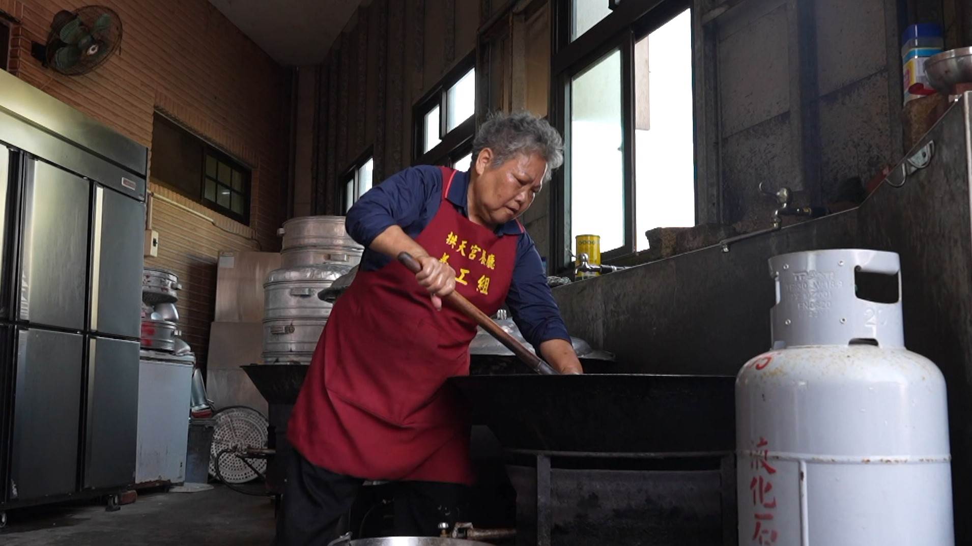 主廚精心烹調佳餚，以四季醬油入菜象徵四季平安。（圖／東森新聞）