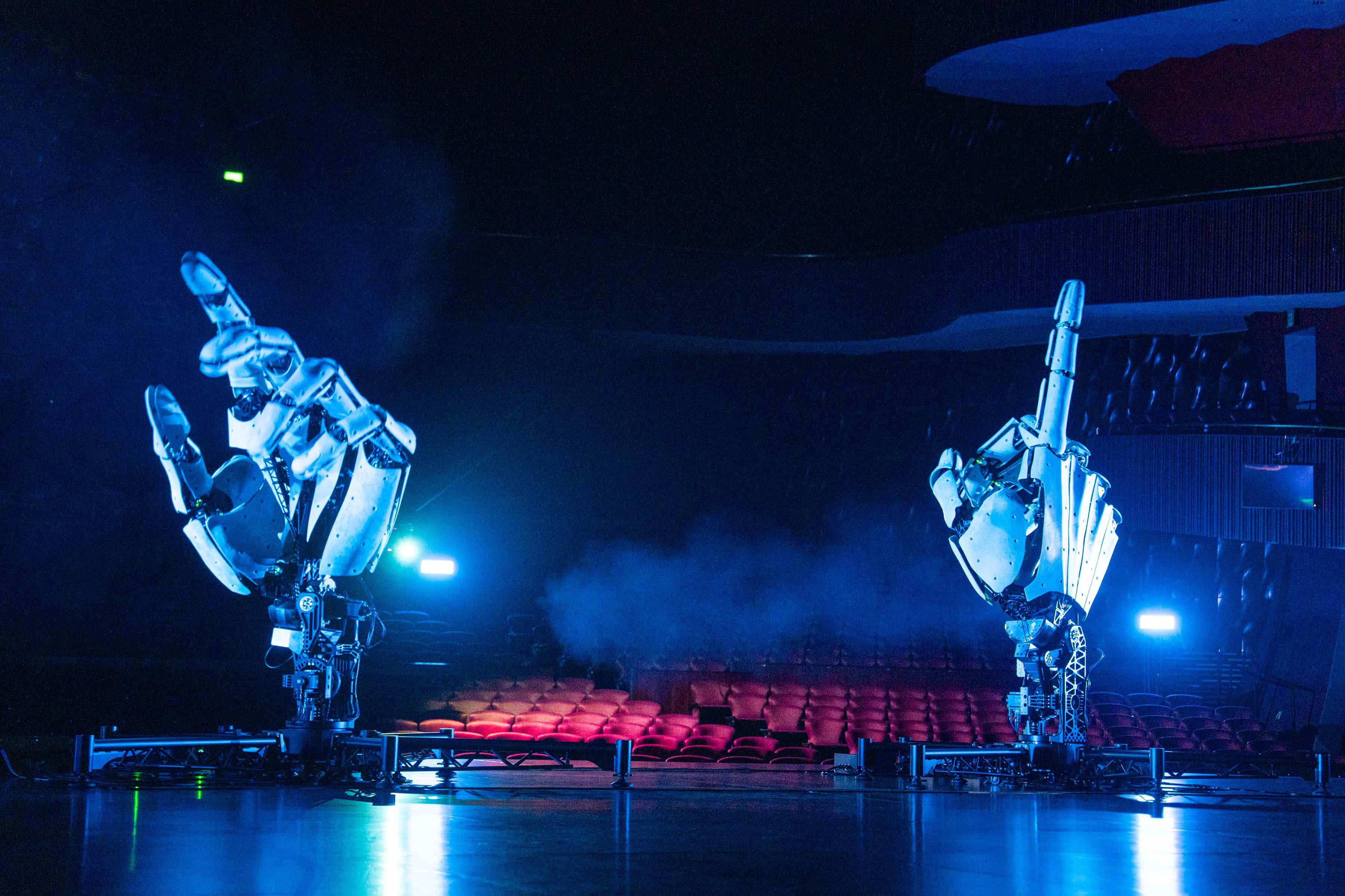 2026 NTT Arts NOVA豪華朗機工《最後一問》_《最後一問》透過精密的動作設計，讓一雙細節逼真的「機械手」在舞台上傳達深刻的生命溫度。(圖/臺中國家歌劇院提供)