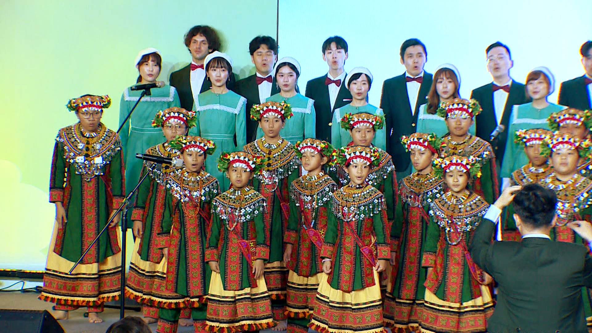 玉山合唱團與學生們同台合唱《天使》,用歌聲表達最真誠的感謝。(圖/東森新聞)