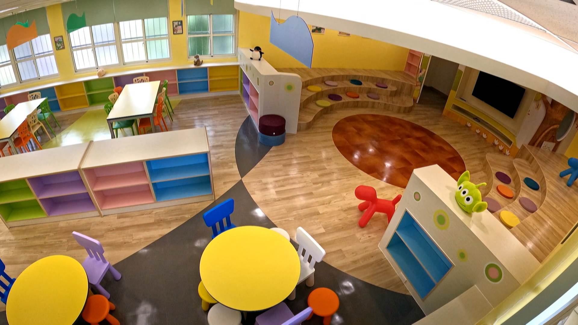 該計畫結合卡友刷卡提撥的資源,致力改善小學圖書館環境,至今已捐贈48萬本書籍,讓超過17萬名學童受惠。(圖/東森新聞)