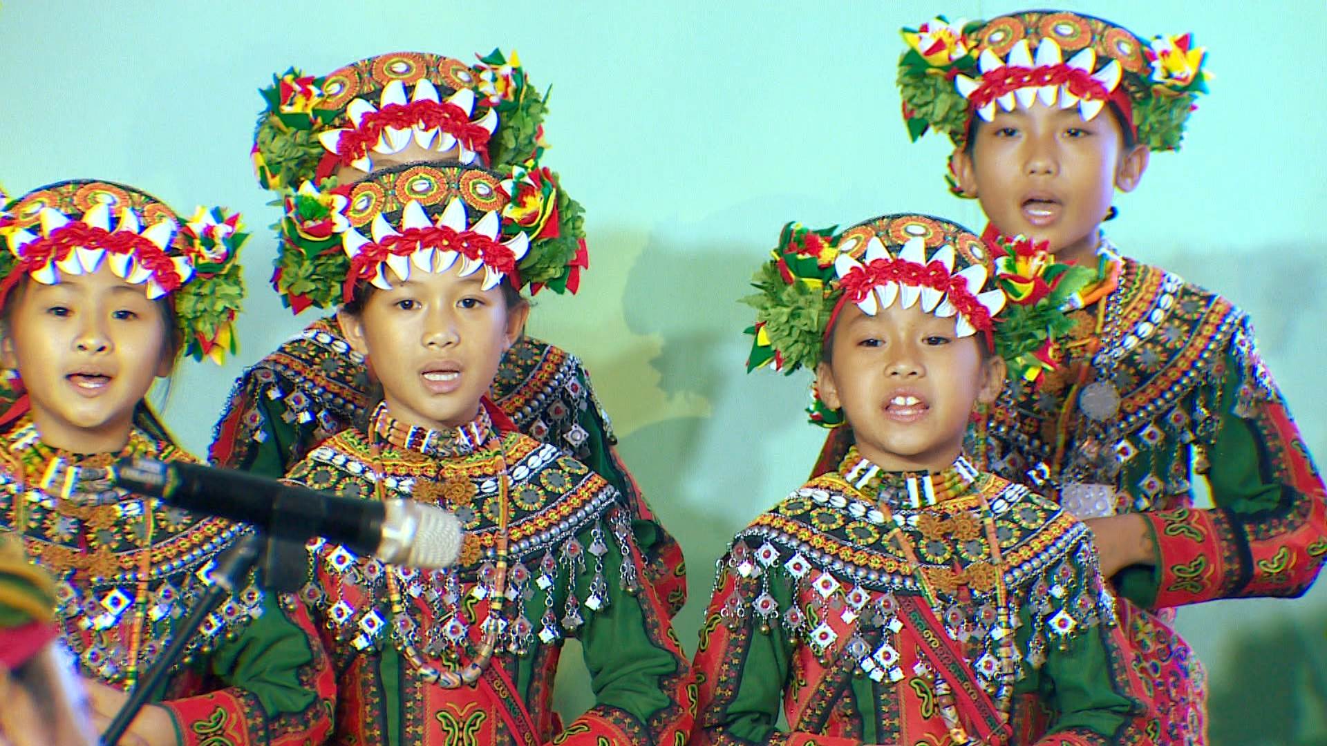 孩子們以排灣族語傳統歌謠展現天籟美聲,唱出生命的韌性與力量。(圖/東森新聞)