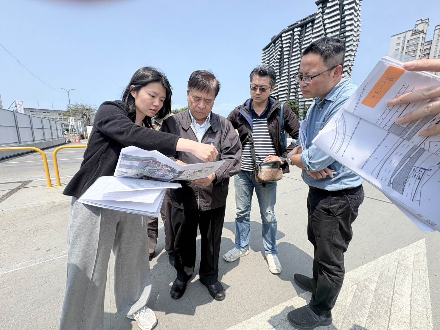 交通局長鍾鳴時率隊勘查淡江大橋八里、淡水兩端交通配套措施。（圖／<a href='/search/tags/新北市政府交通局/' target='_blank'>新北市政府交通局</a>提供）