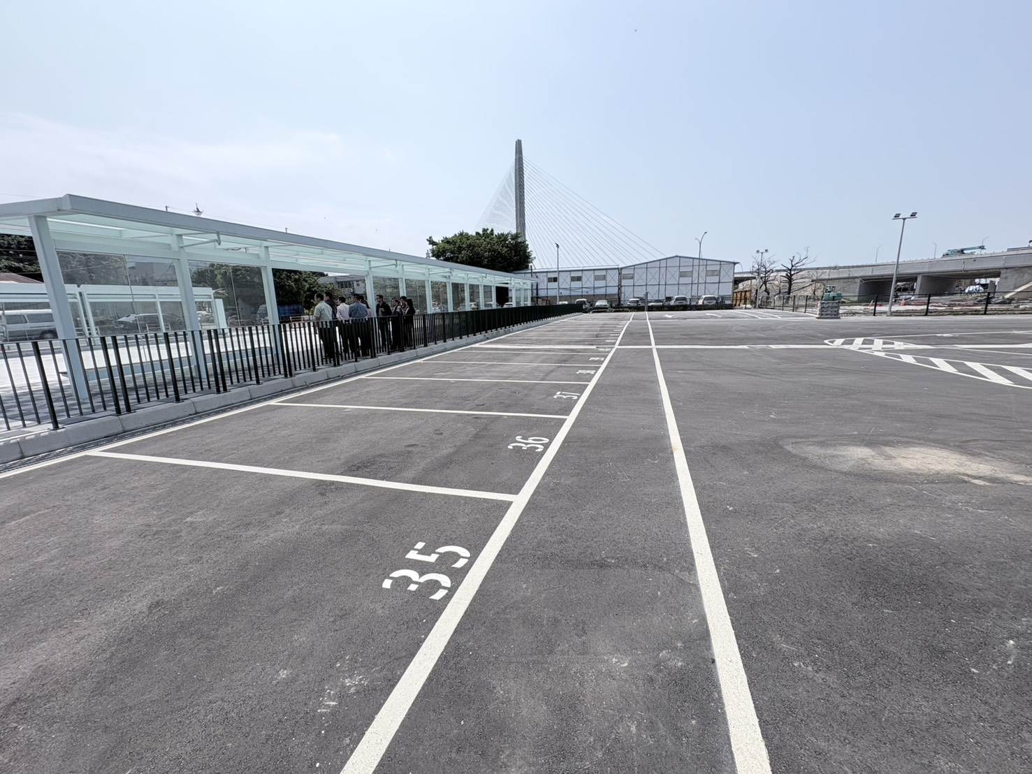 淡水端微型轉運站旁新闢平面停車場，鼓勵民眾採取「停車轉乘」方式進入淡水，減少市區車流壓力。（圖／新北市政府交通局提供）