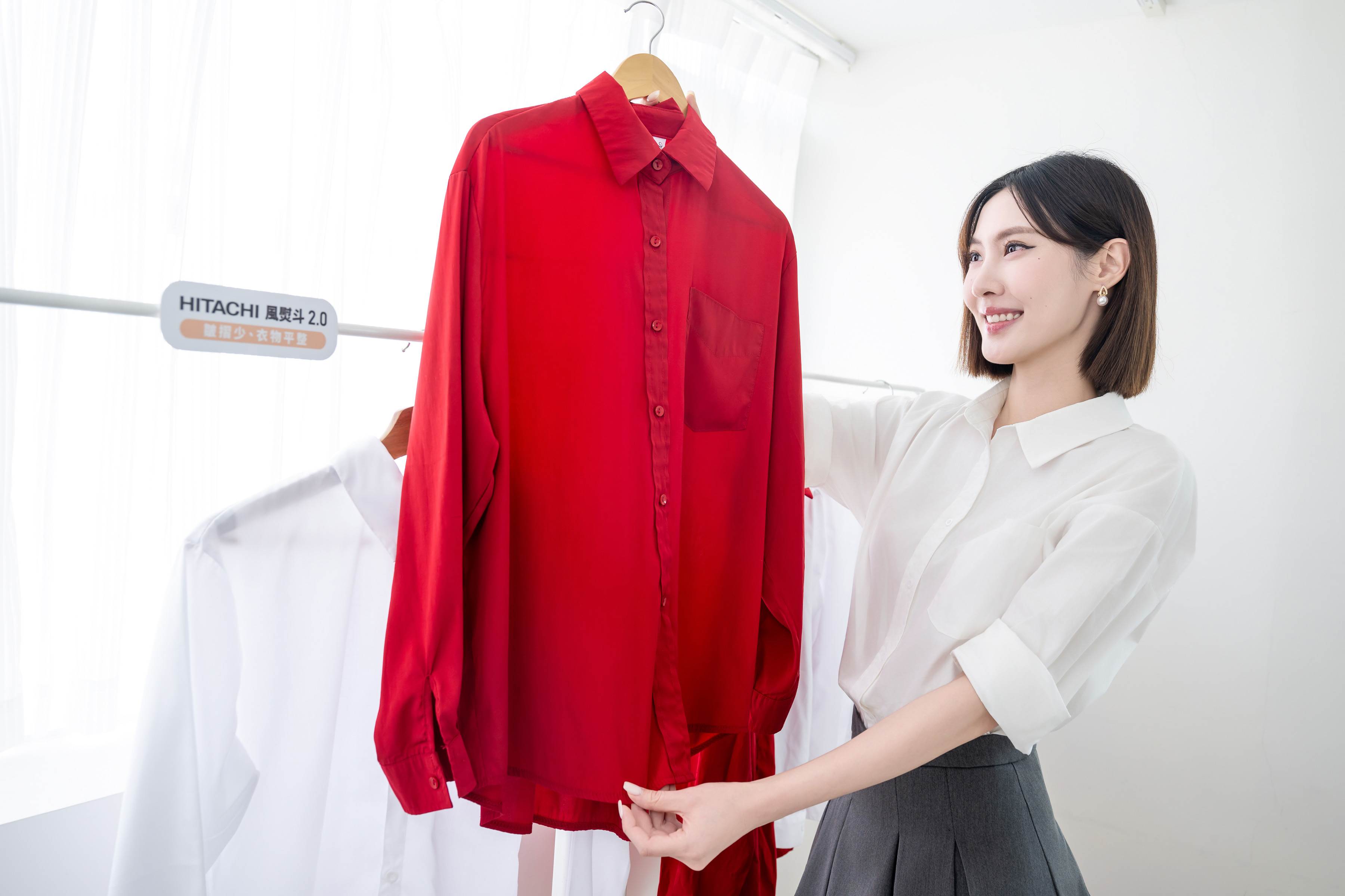 新聞照片5_日立獨家「熱泵風熨斗 2.0」技術以滾筒迴轉能徹底延展有效撫平皺褶感，並有感縮短後續熨燙時間。