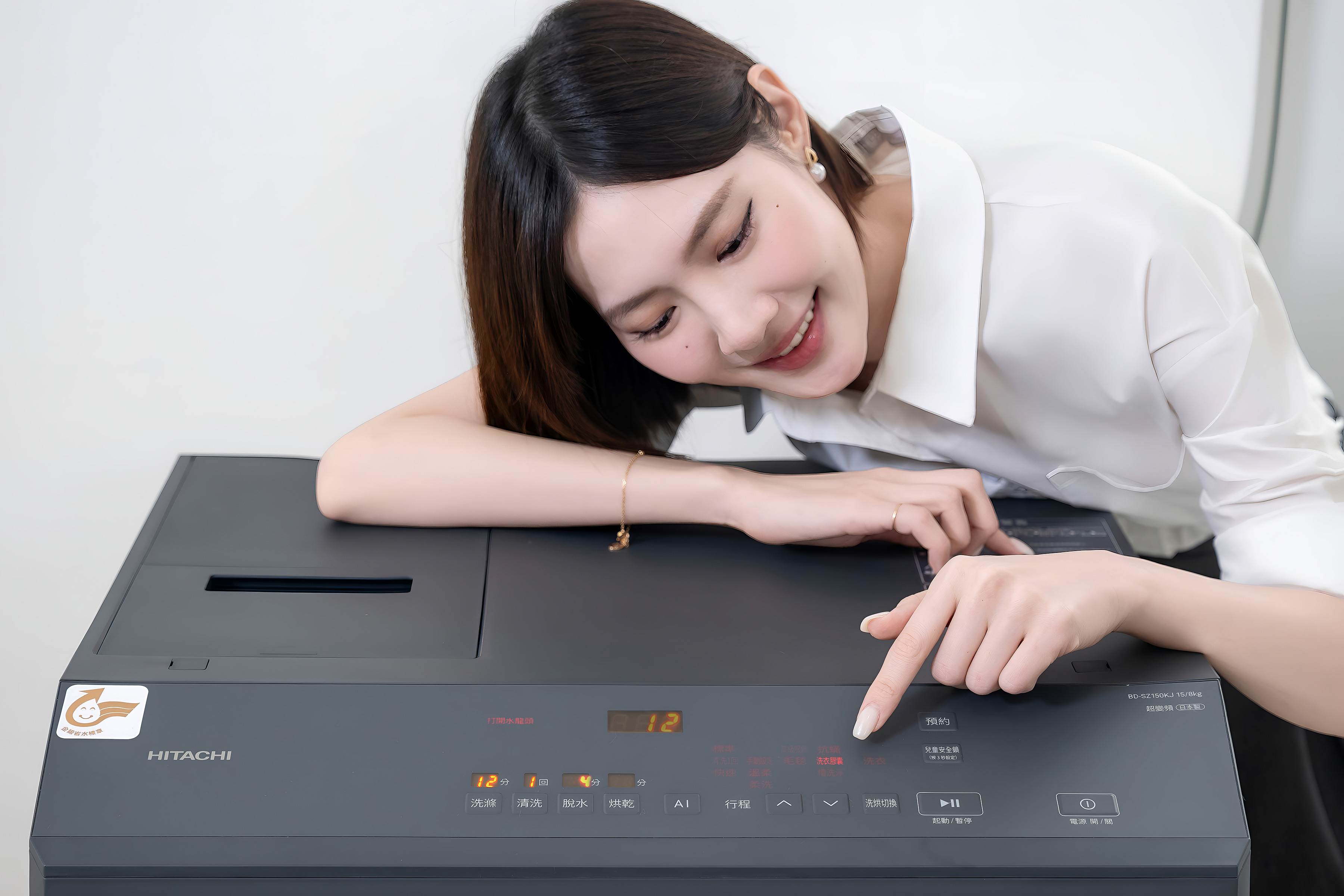 新聞照片6_日立熱泵洗脫烘滾筒洗衣機 BD-SZ150KJ搭載台灣首創洗衣膠囊專屬面板行程，潔淨留香一步到位。