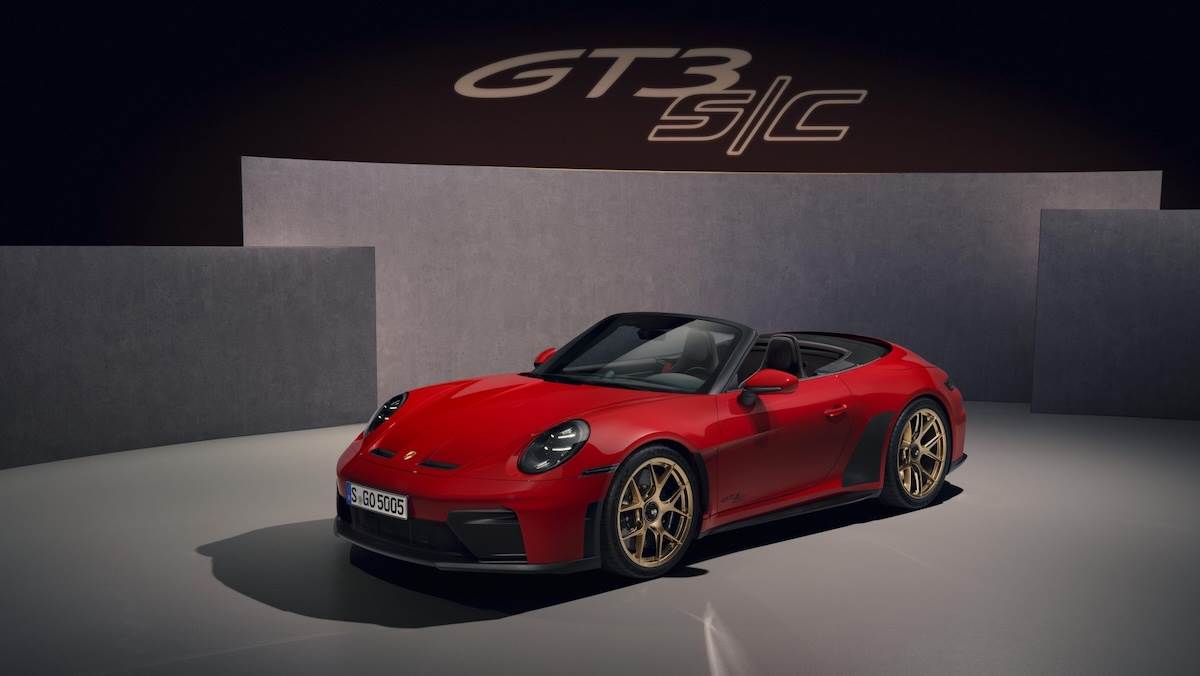911 GT3 S/C前廂蓋、前葉子板與車門皆以碳纖維打造，碳纖維防傾桿與剪切部件亦承襲自硬頂版911 S/T的賽道基因。（圖／Porsche提供）