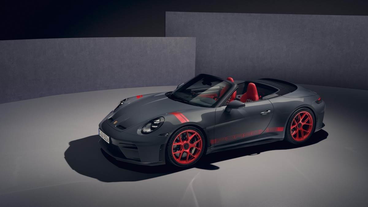 「Street Style」套件在前葉子板上的裝飾圖形與車側「PORSCHE」字樣，皆施以炙烈紅（Pyro Red）專屬塗裝。（圖／Porsche提供）