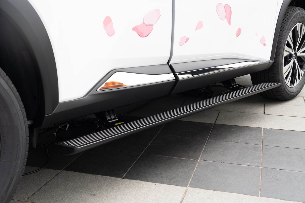 X-TRAIL SAKURA極綻版可加價4萬元選配「極綻PLUS套件」,該套件包含ONORI御乘電動踏板以及全車運動化空力套件。(圖/林昱丞攝影)