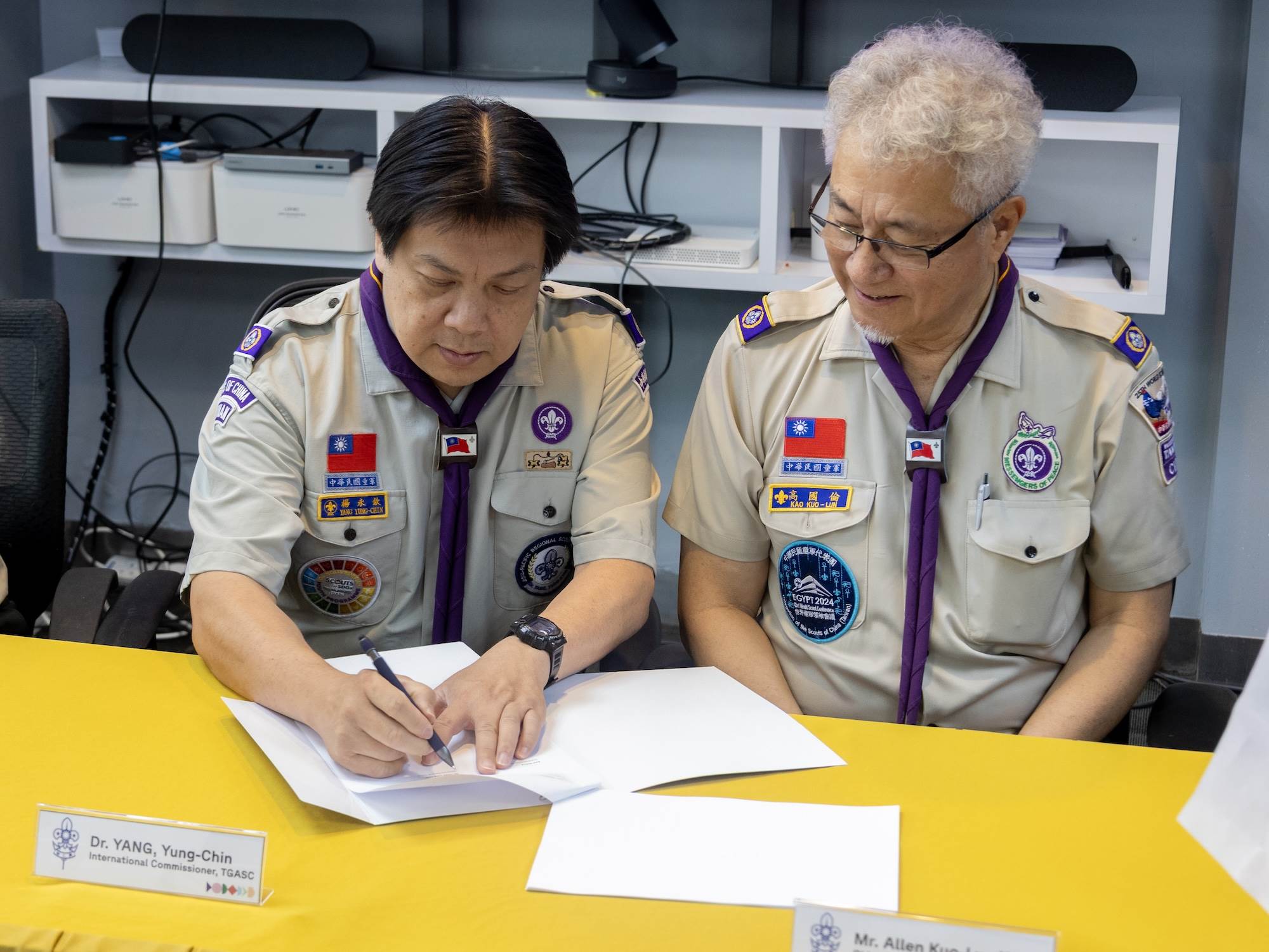 簽約儀式_2，楊永欽秘書長左，高國倫理事長右