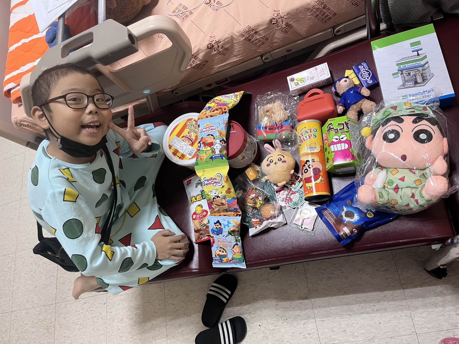 許小弟已把台大醫院當成家,護理師常常送他小玩具跟零食,但零食只能「等他好了再吃」