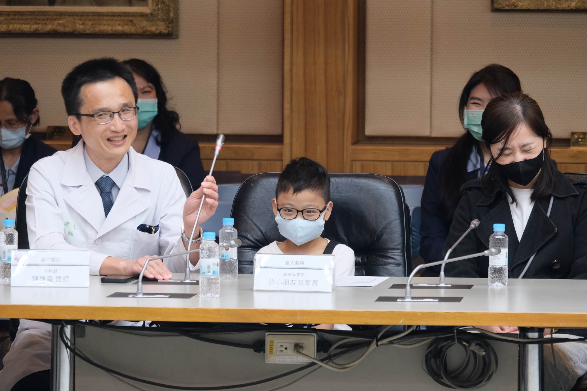 許小弟(中)就醫之路長達10年以上,最近接受媽媽(右)與爸爸的肝、腎器官後,再度重生。何柏均攝