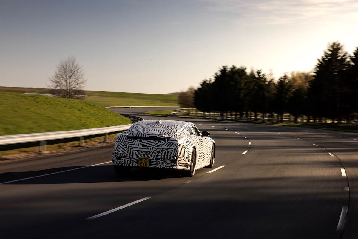 整合雙閥式主動氣壓懸吊系統的運作,精雕細琢出極致的乘坐舒適體驗。(圖/JLR Taiwan提供)