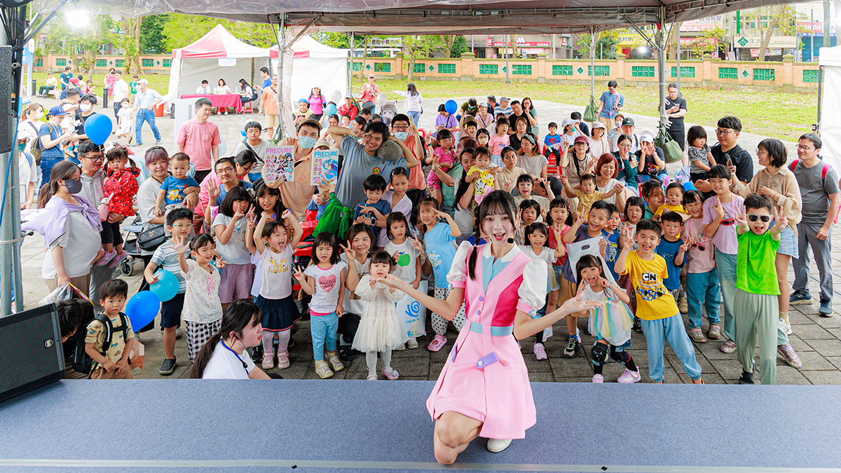 YOYO家族櫻桃姐姐與YOYOMAN、阿奇同場亮相，吸引親子合影留念。（圖／新北捷運）