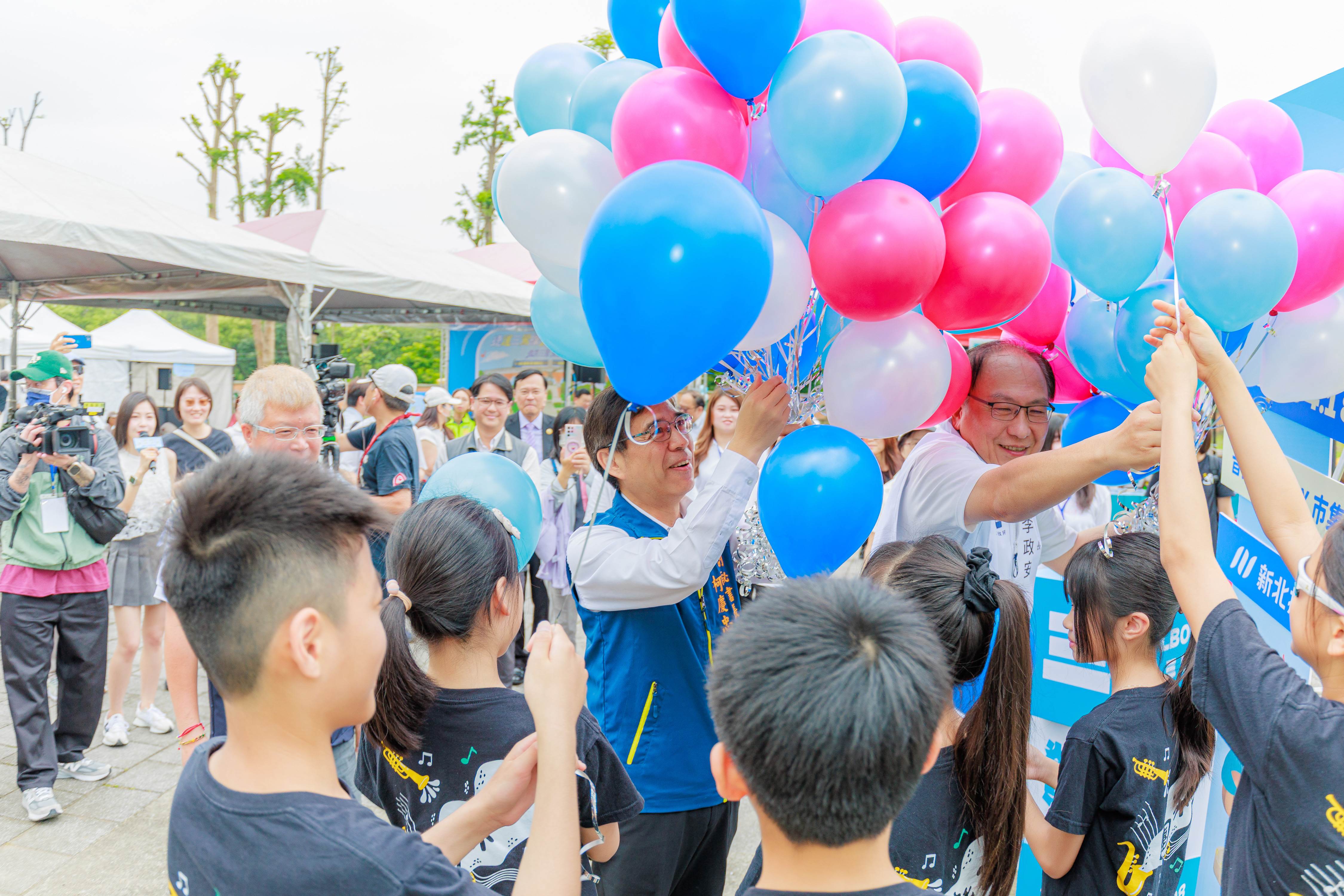 思古迴廊化身大型派對場地，音樂演出與市集活動嗨翻北大校園。（圖／新北捷運）
