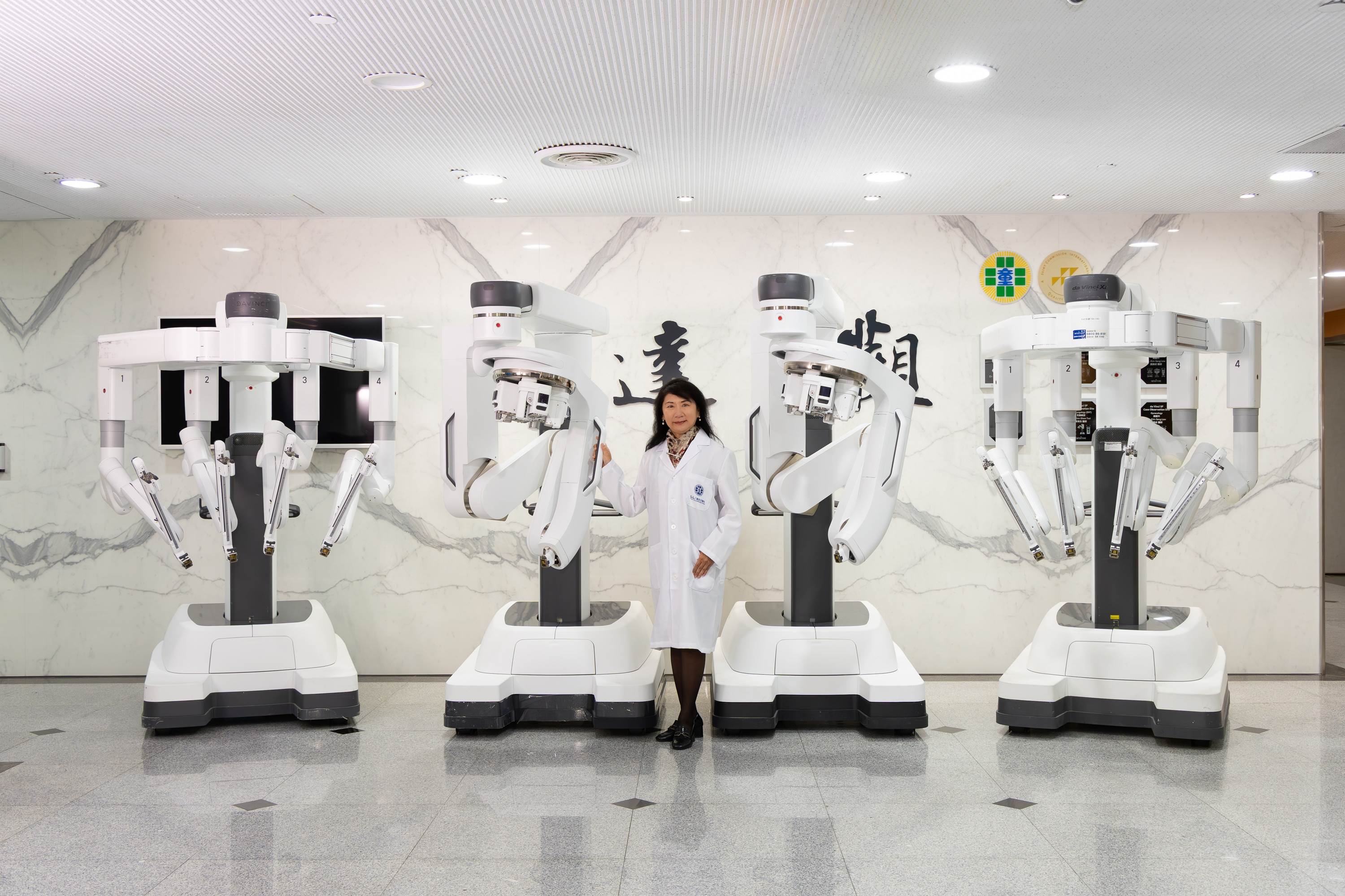 蔡青劭副院長與達文西機械手臂系統合照