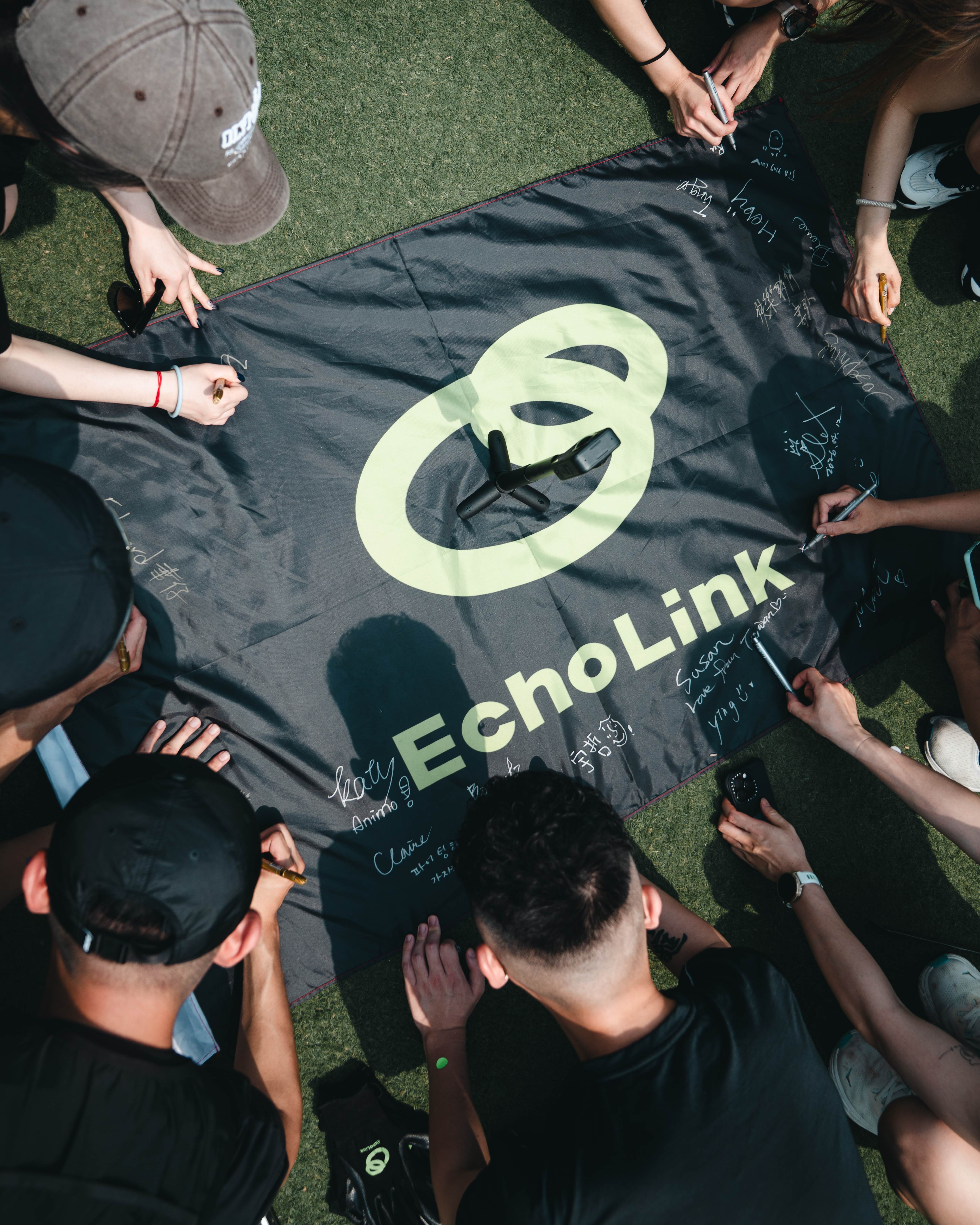 參與者於綠色信物簽名，象徵將永續動能從台北跨海傳遞至首爾 PIRL 團隊。(圖/EchoLink提供)