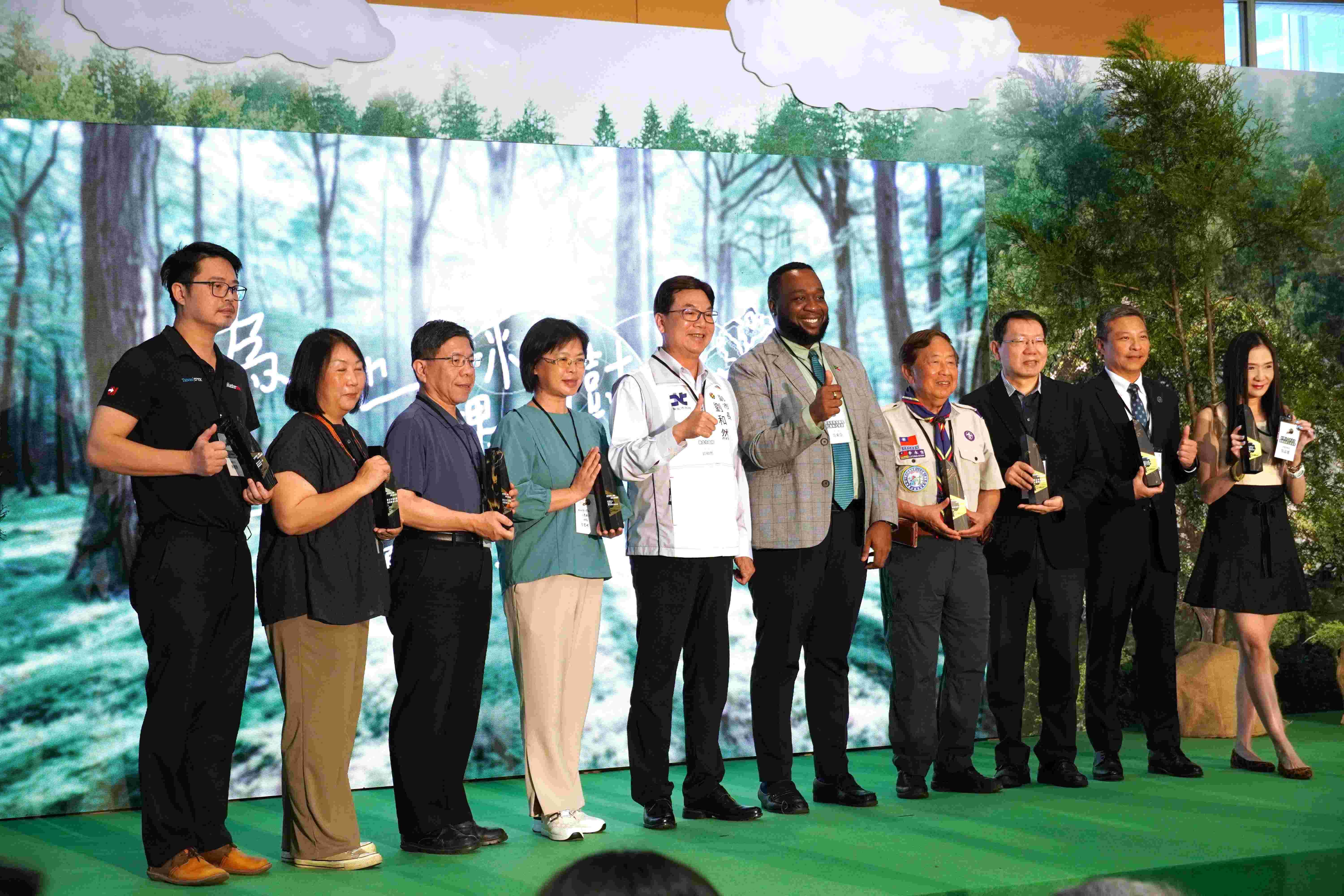 記者會現場頒發由回收大理石粉末製作的環保感謝獎座，表揚59家積極參與植樹行動之企業。(圖/新北市提供)