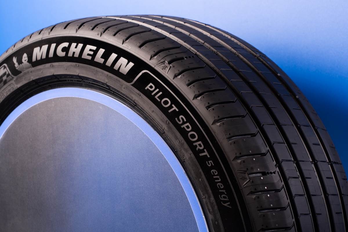 Pilot Sport 5 energy採用雙胎面科技，中央區域強化抓地力以承受瞬間高動力輸出；胎肩則採Energy Passive配方降低滾動阻力，同時透過節能胎體層強化散熱效率。（圖／米其林提供）