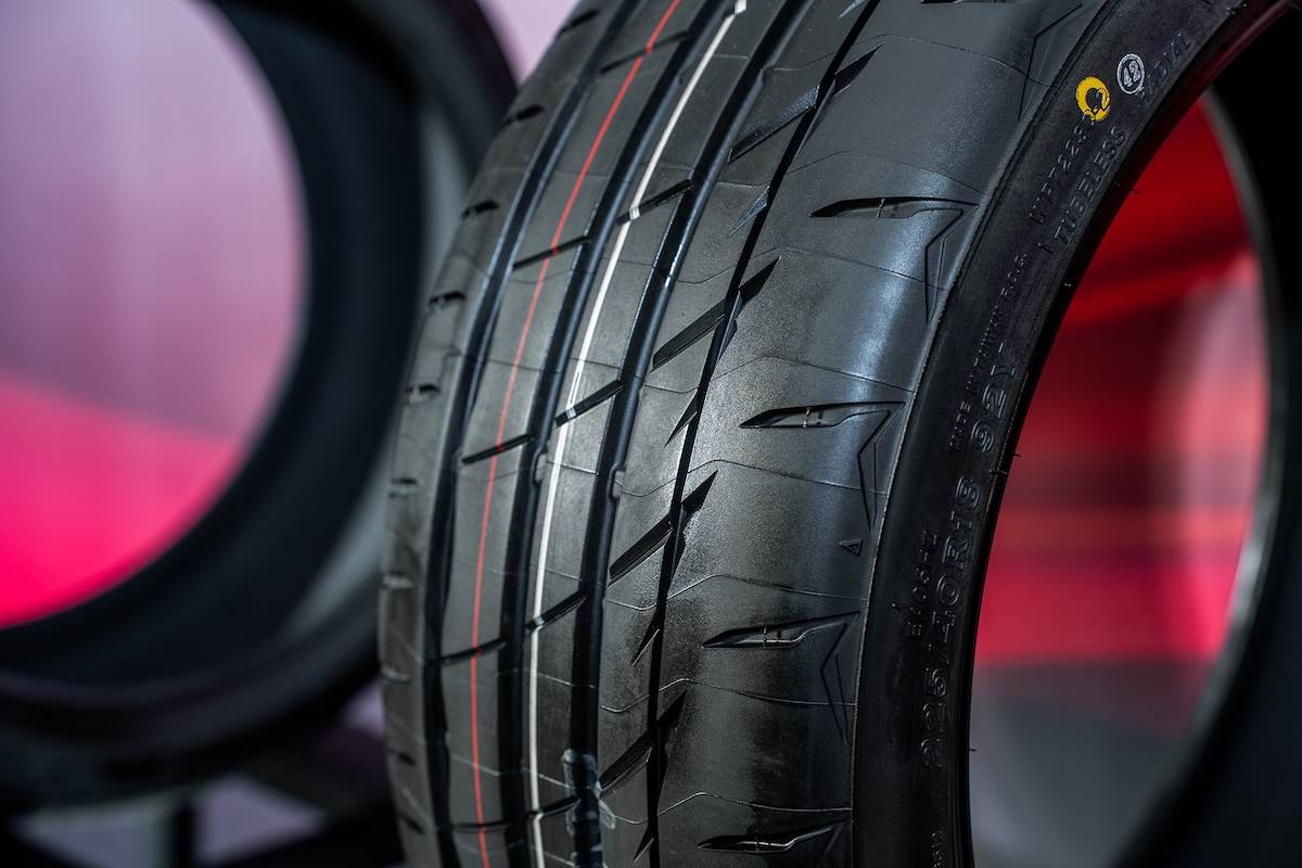 RE005寬直胎塊能均勻分散接地壓力，使乾、濕地抓地力分別大幅提升8%與10%。（圖／台灣普利司通提供）