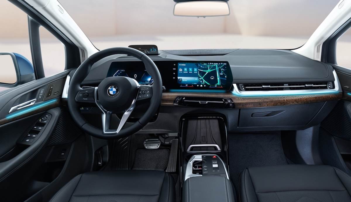 車輛同步升級harman/kardon高傳真音響系統，透過全車精準配置的12具揚聲器與7聲道EQ調節。（圖／汎德提供）