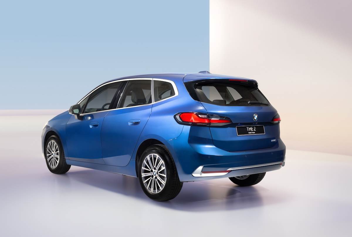 車輛標配Luxury Line風格套件，包含前保桿兩側霧銀進風口、後保桿霧銀飾條、緞面鋁質窗框及專屬17吋V輻式輪圈。（圖／汎德提供）