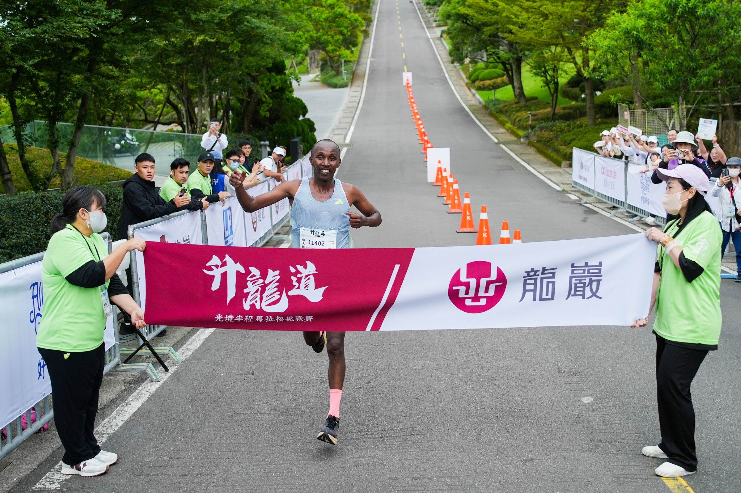 修二 重要2  21K男子組冠軍來自非洲肯亞長跑好手MUTETI LUKAS WAMBUA，以01小時22分06秒奪冠.JPG