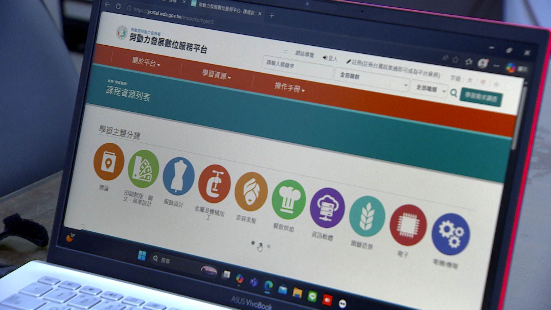 再充電計畫助進修，勞工領津貼提升競爭力。（圖／東森新聞）