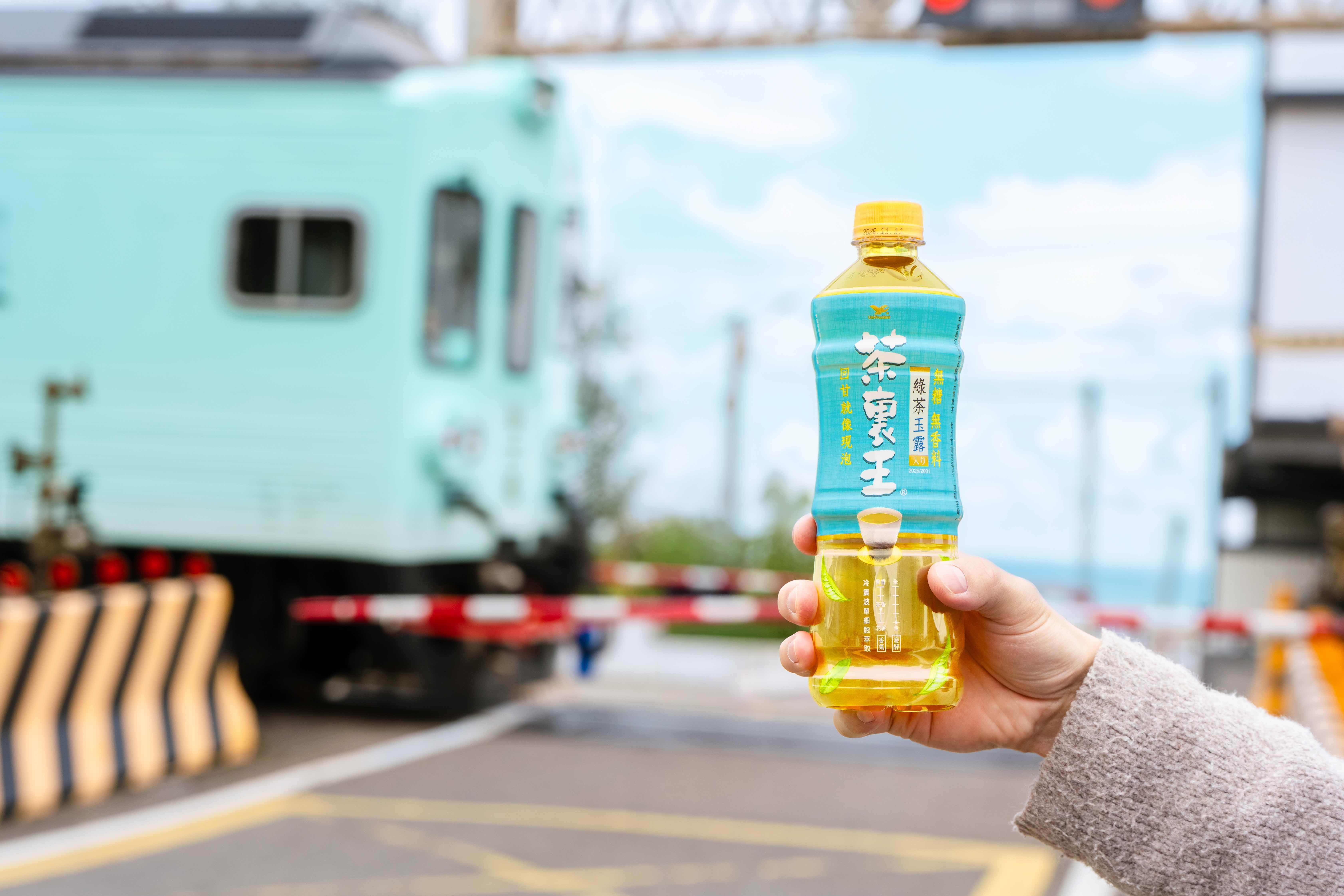 茶裏王綠茶玉露與列車畫面。(圖/茶裏王提供)