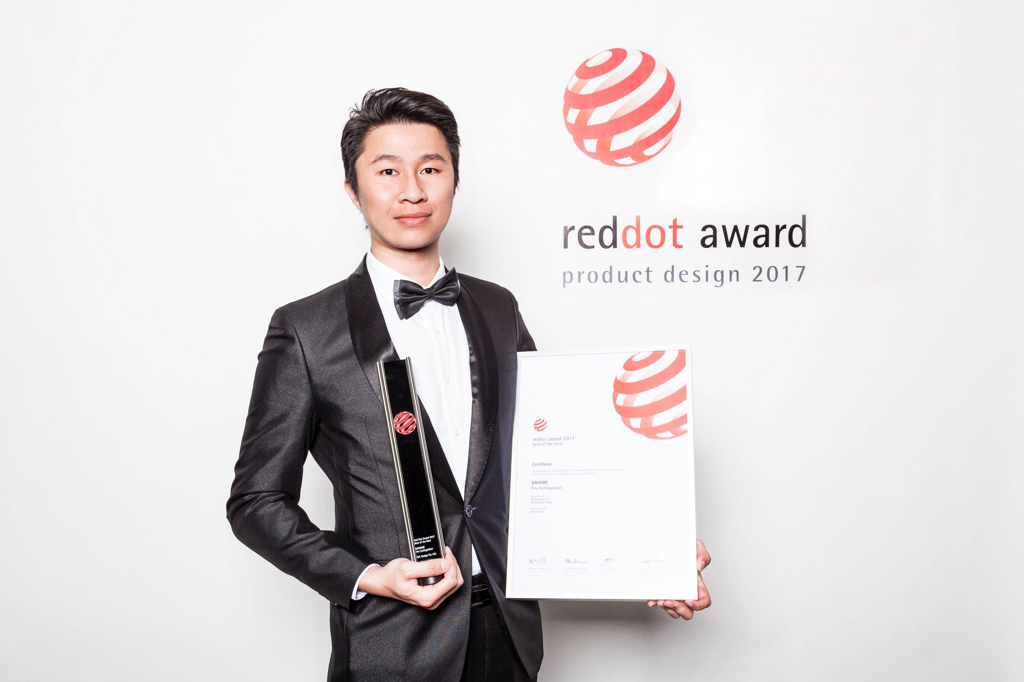 時尚滅火器第一代推出時旋即獲得全球設計界頂級獎項-德國紅點設計獎的年度最佳設計，圖為宋沛倫前往德國獲頒獎項畫面。(圖/業者提供)
