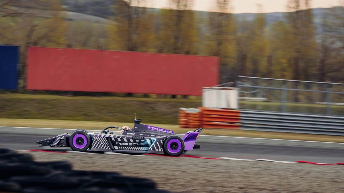 空氣力學下壓力首次大幅提升Formula E賽車的抓地力，搭配全新輪胎與恆時四輪驅動系統，讓車輛過彎的速度得以顯著提高。（圖／Porsche提供）