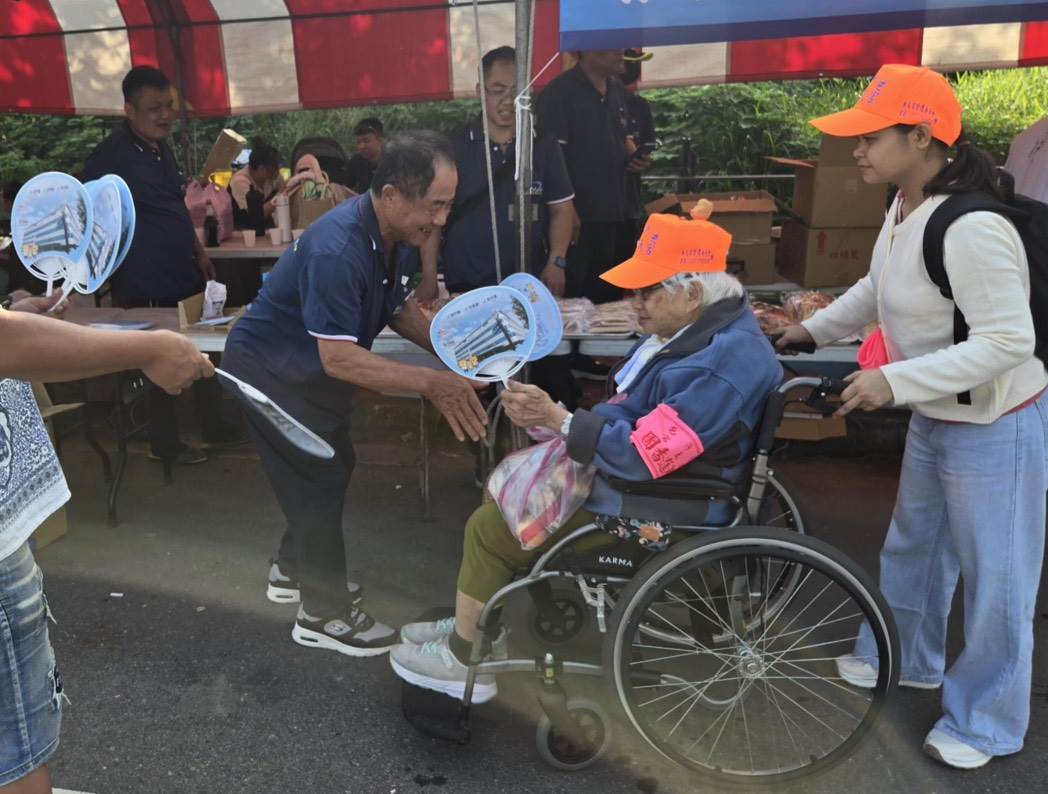 天明製藥聯手公益團體發放驅熱神物「天明小扇」與白沙屯媽祖香燈腳們結緣 。（圖／天明製藥提供）