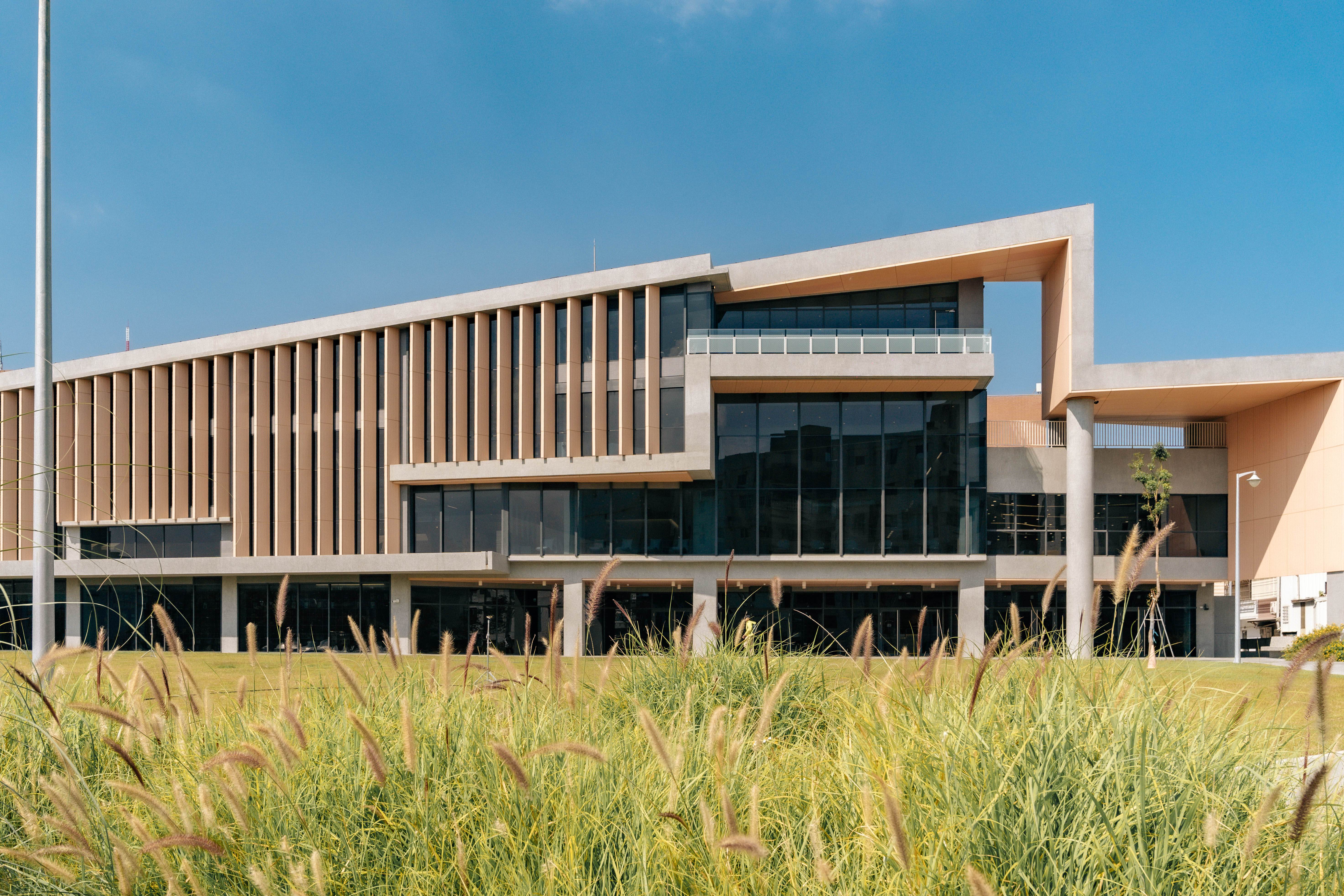 臺東縣立圖書館新館以「山嵐」為設計意象，建築融入自然地景，形塑兼具閱讀與藝文功能的城市新地標。(圖/臺東縣政府提供)