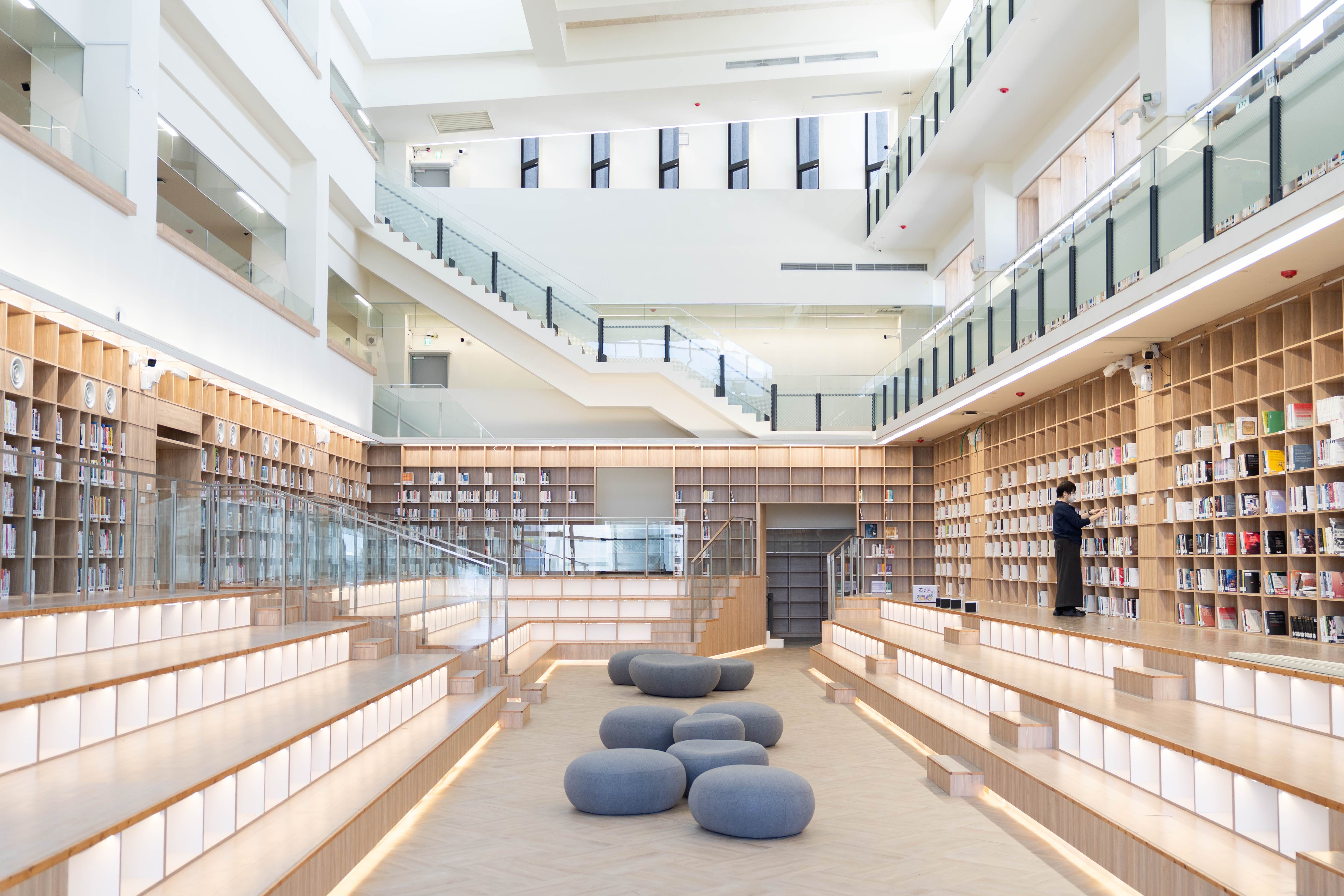 館內採全齡共享設計，大面書牆與階梯式閱讀空間，提供民眾舒適多元的閱讀與學習環境。(圖/臺東縣政府提供)