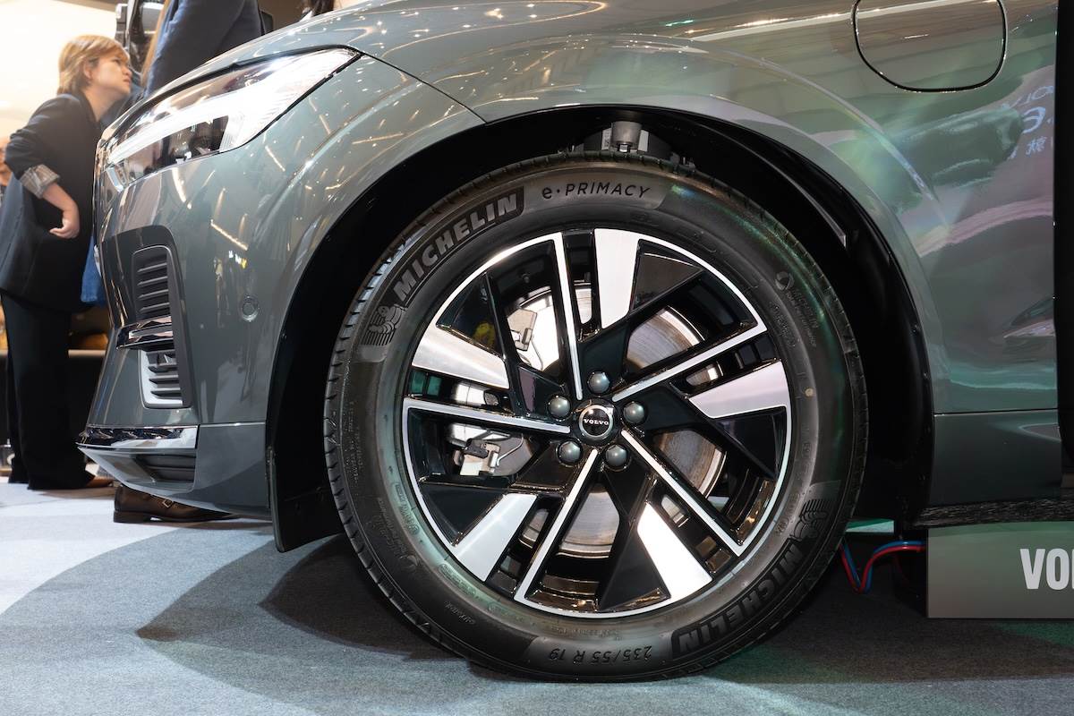 全車型標配19吋五幅雙肋黑鑽石切割鋁合金輪圈。（圖／林昱丞攝影）