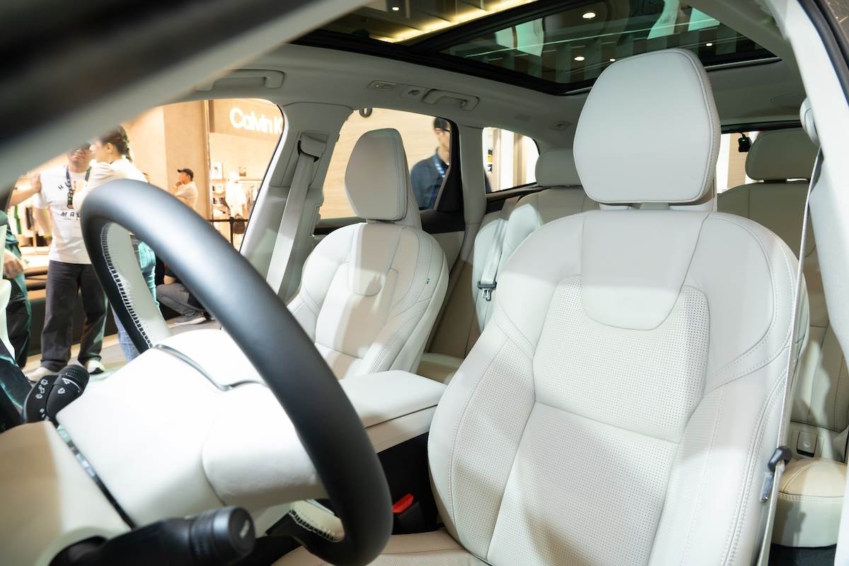 內裝材質選用全新開發的Nordico透氣植然皮座椅面料，結合生物基循環材料，不僅展現細膩滑順的絲絨觸感，更體現對環境永續的堅定承諾。（圖／林昱丞攝影）