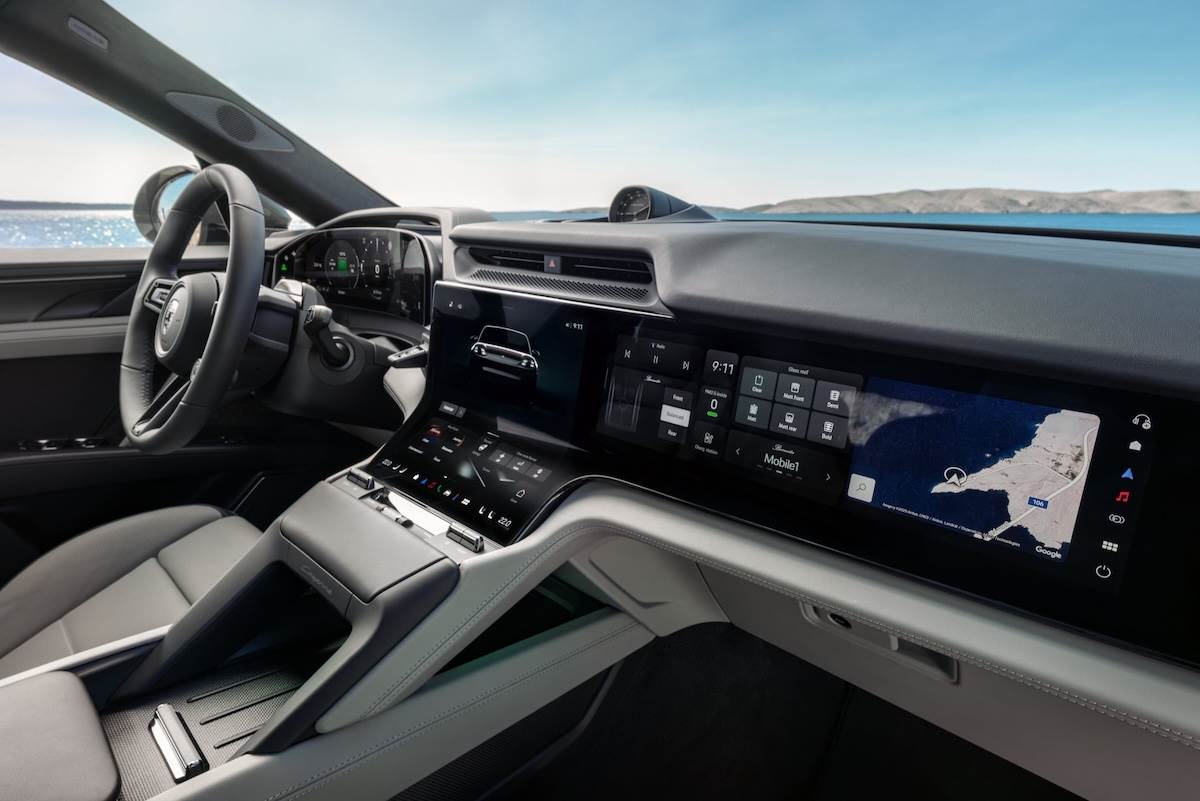 標準配備全數位儀表板、中央Flow Display、乘客顯示幕，以及可選配的AR抬頭顯示器。（圖／Porsche提供）