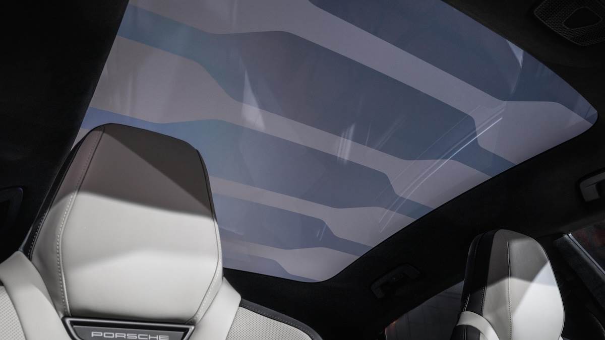 全景玻璃天窗（可選配電控調光薄膜）列為標準配備。（圖／Porsche提供）