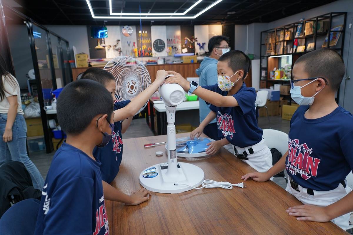 小球員動手拆解風扇，學習家電安全與生活科技。（圖／禾聯家電）