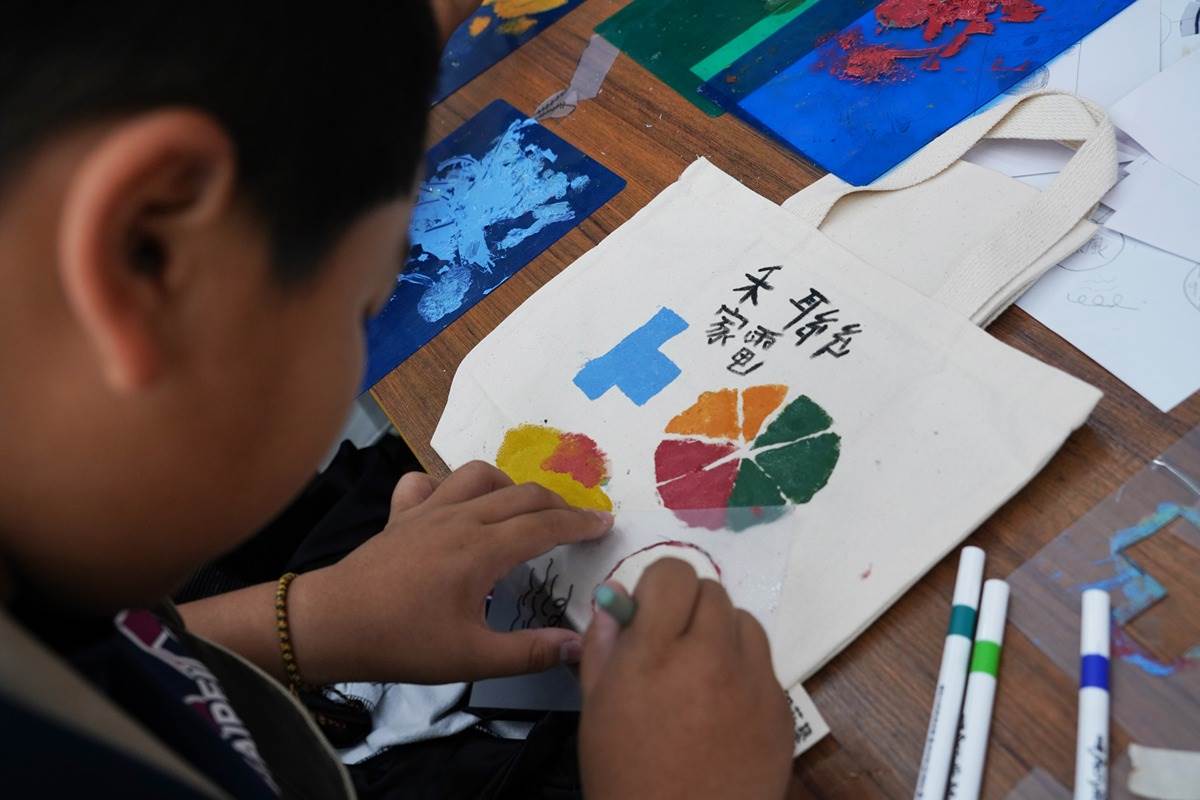 少棒球員體驗絹印創作，完成專屬作品。（圖／禾聯家電）